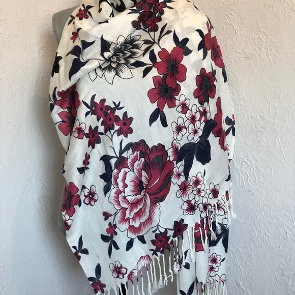 Oversized scarf/ wrap - Picture 5 of 9